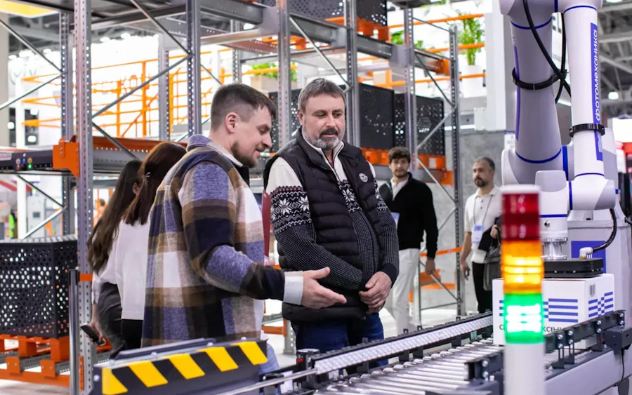 Automated conveyor systems moving goods in a warehouse